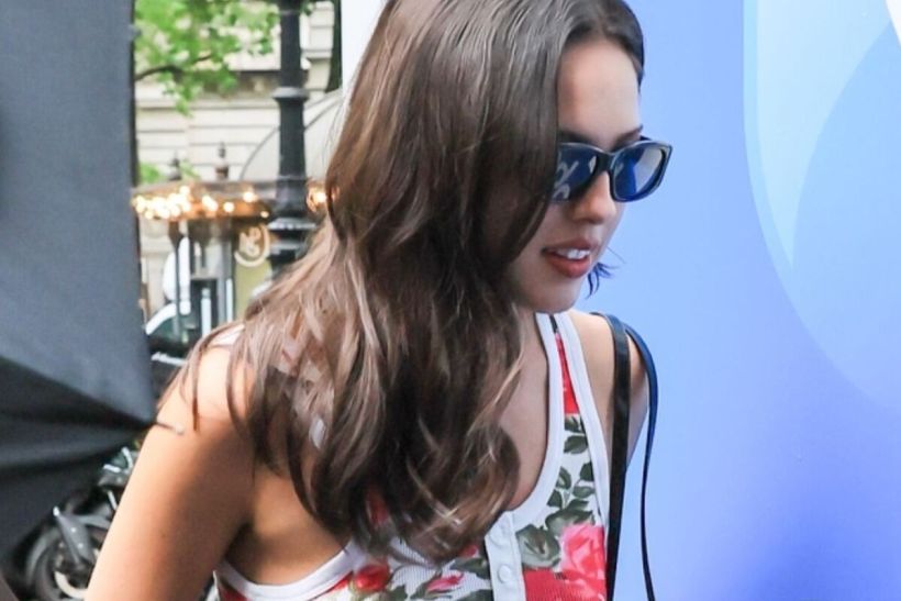 Olivia Rodrigo: Πώς φόρεσε το πιο «βρετανικό» outfit με μυτερές γόβες
