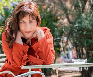 Γιασεμί Κελαηδόνη: «Ως γυναίκες ζούμε με μια διαρκή εγρήγορση και ως καλλιτέχνες έχουμε ευθύνη να μη σιωπούμε και να μη συνηθίζουμε τη βία»