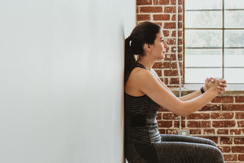 #WallPilates: Πώς ένας λευκός τοίχος έγινε το στήριγμά μου (κυριολεκτικά) και άλλαξε το σώμα μου σε 28 μέρες