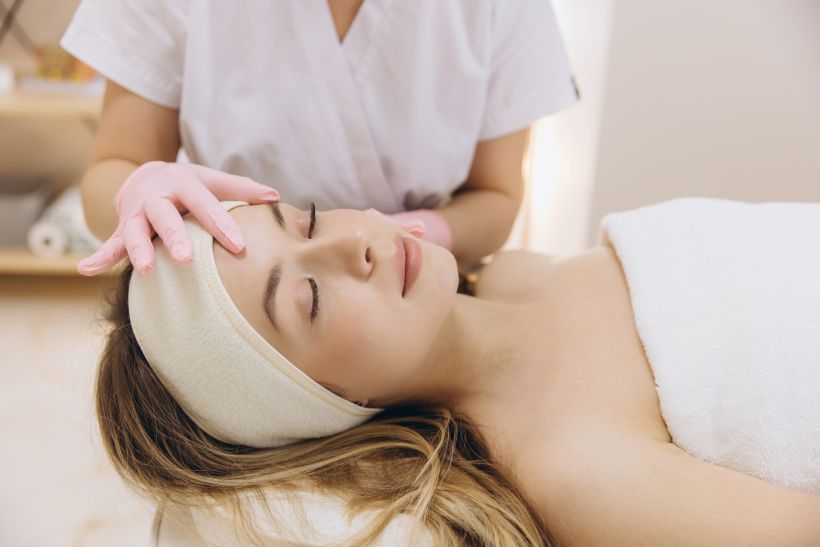 Microneedling: Όλα όσα θέλεις να ξέρεις για τη θεραπεία που “ξυπνά” την επιδερμίδα