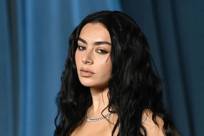 Η Charli XCX ετοιμάζει το όγδοο άλμπουμ της, εν μέσω κινηματογράφου και αντιδράσεων