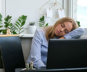 Αν σκουντουφλάς από τη νύστα μετά την αλλαγή της ώρας, σε νιώθω! Δες πώς να ξανακερδίσεις τον ύπνο σου