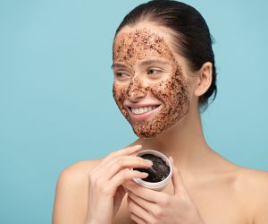 Είμαι coffee addicted και στην ομορφιά και εκτός από τα οφέλη του καφέ μοιράζομαι μαζί σου και DIY mask & scrub