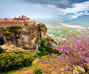 Πάσχα στην Ελλάδα: Οι 6 κορυφαίοι πασχαλινοί προορισμοί για μια αξέχαστη εμπειρία