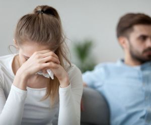 Φάκελος απιστία: γιατί μερικά ζευγάρια την ξεπερνάνε, ενώ άλλα μένουν μετεξεταστέα