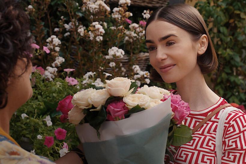 Το βελούδινο φόρεμα της Lilly Collins είναι το Χριστουγεννιάτικο δώρο που θα ζητήσω φέτος!
