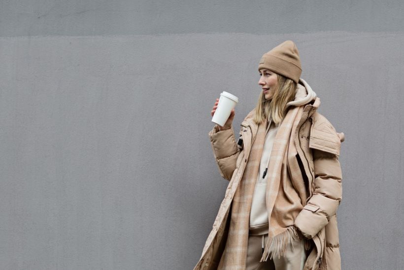 Disheveled NYC Commuter: Πώς θα πετύχεις πιο «ατημέλητα τέλειο» look του φθινοπώρου 2025