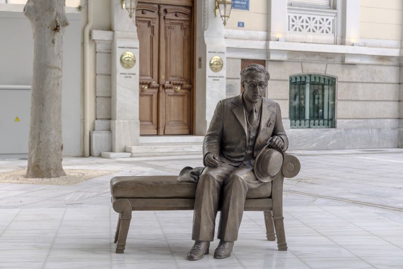 Τώρα μπορείς να καθίσεις κι εσύ δίπλα στον Κωνσταντίνο Καβάφη
