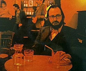 «Να μας πάρεις μακριά... Να μας πας στα πέρα μέρη... Φύσα θάλασσα πλατιά... Φύσα αγέρι φύσα αγέρι...» Καλό σου ταξίδι τραγοδοποιητή της καρδιά μας - 5 τραγούδια που ακούμε στο repeat από χθες