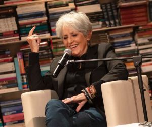 Τζόαν Μπαέζ: «Γιατί οι ποπ σταρ δεν κάνουν αυτό το μικρό βήμα;» Κριτική στη σιωπή απέναντι στην πολιτική