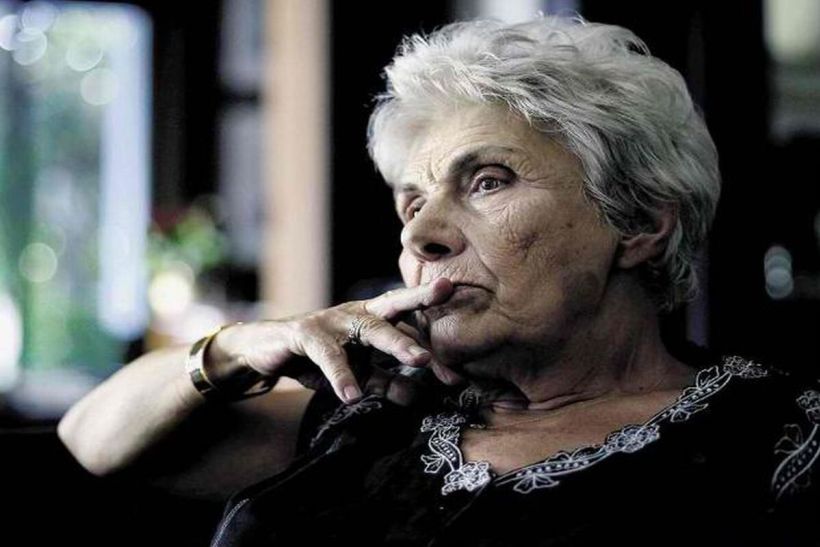 Κική Δημουλά: «Ὄχι, δὲν εἶμαι λυπημένη/ Σὲ σωστὴ ὥρα νυχτώνει»