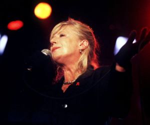 Marianne Faithfull: «Επιλέγω να δείχνω τα συναισθήματά μου μέσα από τα τραγούδια μου»
