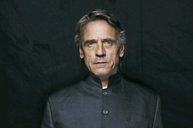 Jeremy Irons: «Δεν με πειράζει να γερνάω. Απολαμβάνω να μην έχω αυτή τη μανιώδη φιλοδοξία που είχα όλη μου τη ζωή»