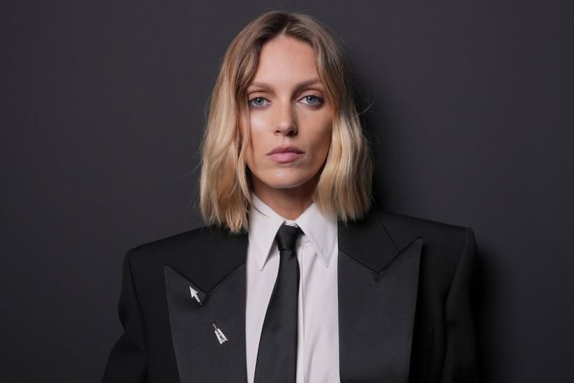 Πώς θα φορέσεις με επιτυχία το bow shirt της Anja Rubik στο fashion show του YSL