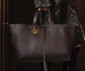 Αν ήταν να κρατήσεις μία μόνο τσάντα αυτό το φθινόπωρο ποια θα ήταν; Δες τις δικές μας 8 προτάσεις