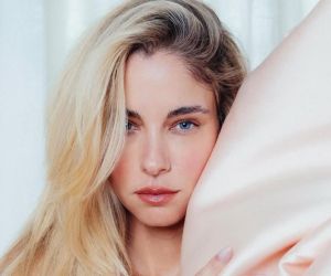Δούκισσα Νομικού: Επιβεβαιώνει ότι αυτό το outerwear είναι το πιο trendy της σεζόν
