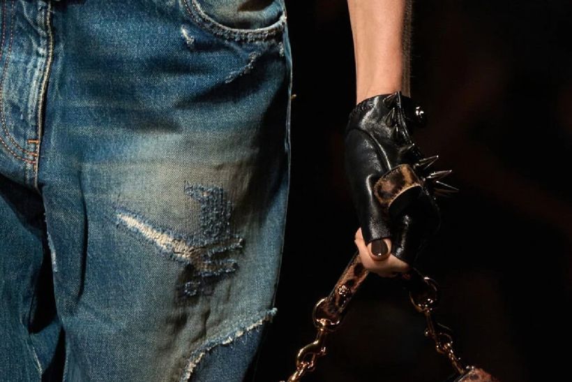 Ripped Denim 2000s: Η nostalgic αναβίωση που με βρίσκει σύμφωνη