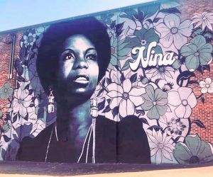 Nina Simone: «Να αφήνεις το τραπέζι όταν η αγάπη δεν είναι στο μενού»