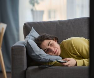 Κοιμόμουν με την τηλεόραση ανοιχτή μέχρι που έμαθα πώς και γιατί αυτή η «αθώα» συνήθεια βλάπτει την καρδιά μου