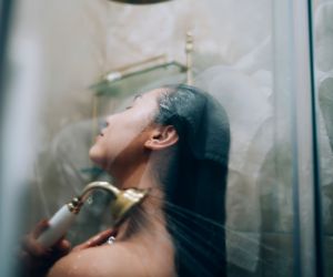 Dark Showers: Το wellness hack του TikTok που δοκίμασα και μιλά για τη δύναμη του σκοταδιού