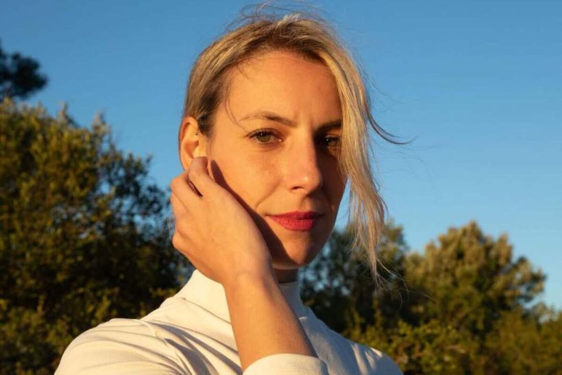 Η Irene Skylakaki κυκλοφορεί δύο νέα singles που προαναγγέλλουν το άλμπουμ "Shame"