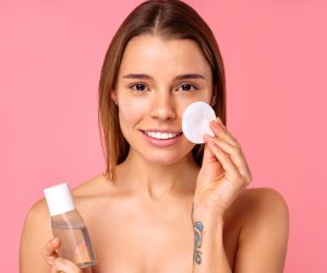 Nερό micellaire: 4 λόγοι για να έχεις πάντα μαζί σου στις διακοπές ένα μπουκάλι
