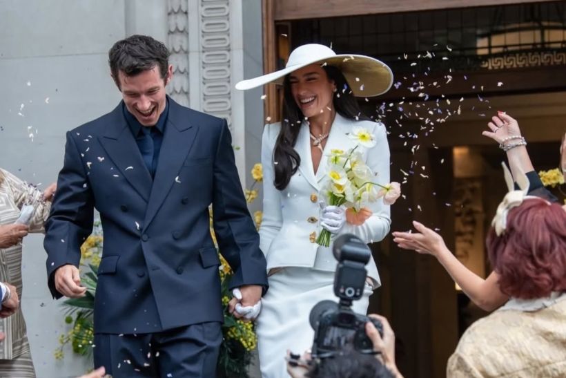 Dua Lipa και Callum Turner παντρεύτηκαν στο Λονδίνο: λιτή τελετή στο Old Marylebone Town Hall