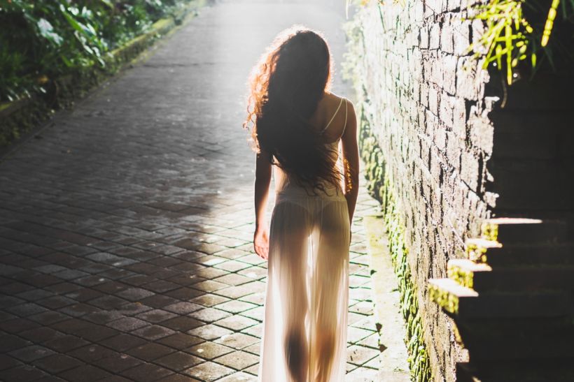Το «Naked Dress» επιστρέφει μέσα από τις εμφανίσεις των Margot Robbie και Dakota Johnson