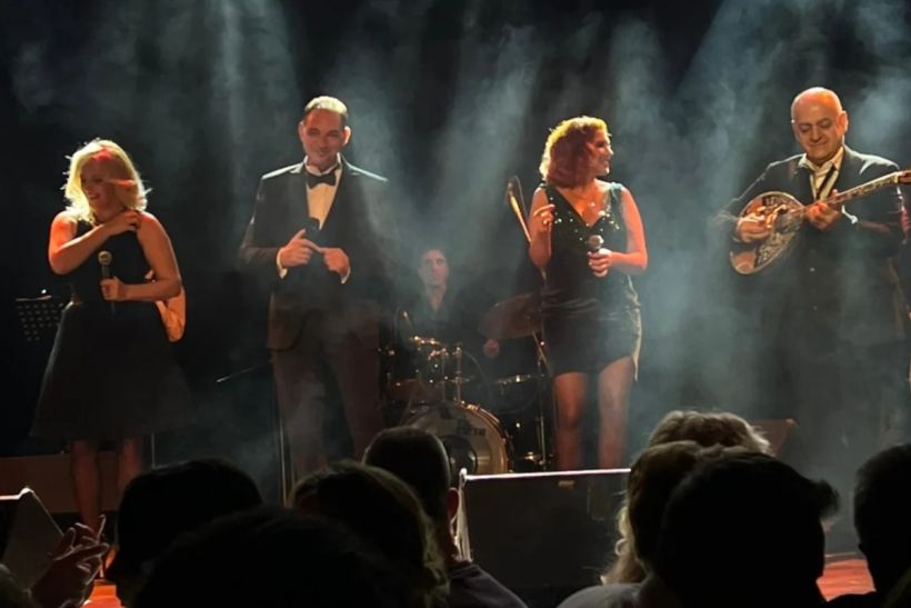 Βάλε μουσική στις Κυριακές σου με τα swing του Χιώτη στο Γυάλινο, σε επιμέλεια Λίνας Νικολακοπούλου
