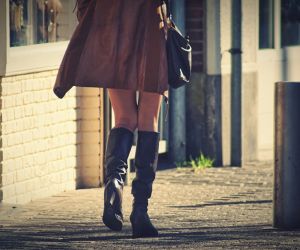 Μίνι φούστα με μπότες :Ο διαχρονικός συνδυασμός που φέτος γίνεται πιο ελεύθερος, πιο minimal, πιο cool