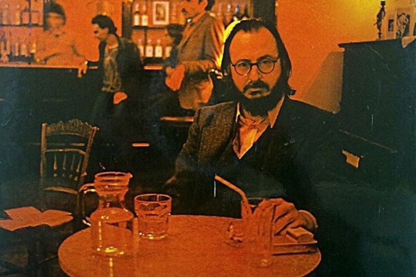 «Να μας πάρεις μακριά... Να μας πας στα πέρα μέρη... Φύσα θάλασσα πλατιά... Φύσα αγέρι φύσα αγέρι...» Καλό σου ταξίδι τραγοδοποιητή της καρδιά μας - 5 τραγούδια που ακούμε στο repeat από χθες